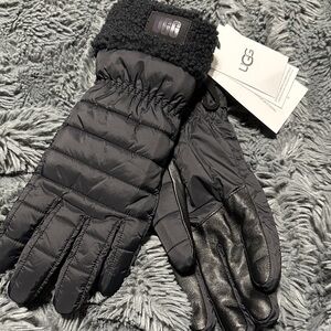 UGG Women’s Black Quilted Gloves